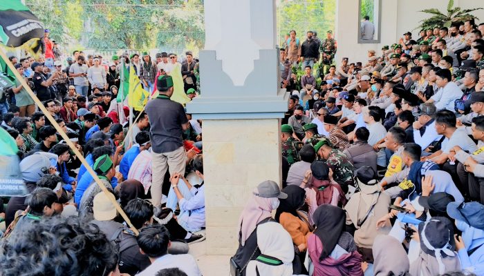 Masa Aksi Berhasil Masuk ke Gedung DRPD Lotim dan Berdialog dengan Ketua DPRD