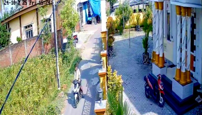 ‎Pemuda Diduga Curi Motor di Musholla Moyot: Terekam CCTV, Polisi Lidik Terduga Pelaku