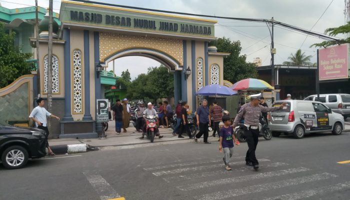 Jaga Kamtibmas dan Lalin, Polsek Narmada Turun Pam Salat Jumat