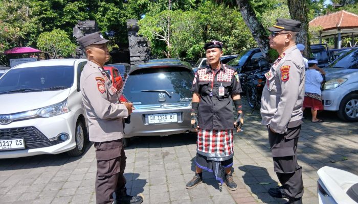 Polsek Gunungsari Kawal Upacara Metatah Massal di Pura Gunung Agung