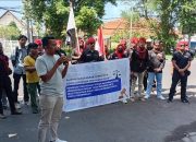 Seorang orator memimpin aksi damai di depan Pengadilan Tipikor Mataram, menyerukan keadilan dalam kasus dugaan korupsi LCC.