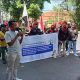 Seorang orator memimpin aksi damai di depan Pengadilan Tipikor Mataram, menyerukan keadilan dalam kasus dugaan korupsi LCC.