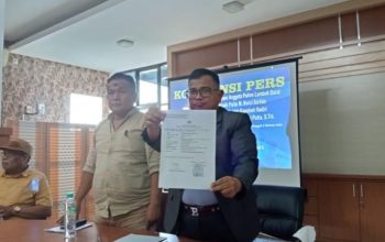 Dr. Asmuni, pengacara sekaligus paman korban, memperlihatkan bukti laporan polisi terkait kasus yang menimpa keponakannya