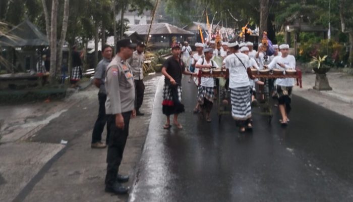 Kolaborasi Polsek Narmada dan Pecalang Jaga Pujawali Berjalan Aman