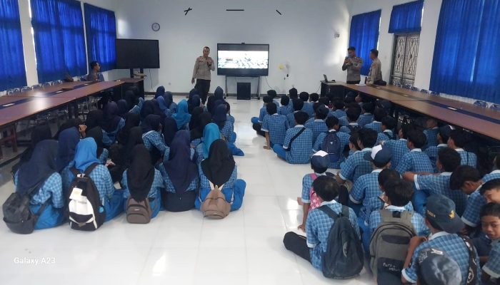 Polsek Lingsar Sosialisasi SMA Taruna hingga GenRe dan PIK-R