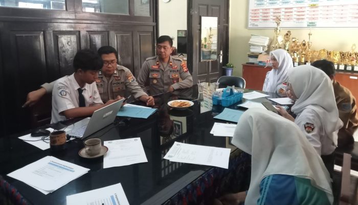 Polisi Dampingi Siswa Daftar SMA Kemala Taruna Bhayangkara