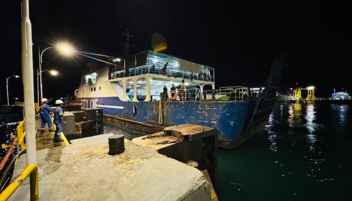 ‎Sempat Karam dan Alami Flexible Main Engine, ASDP Kayangan Berhasil Proses Towing Lancar di Kayangan