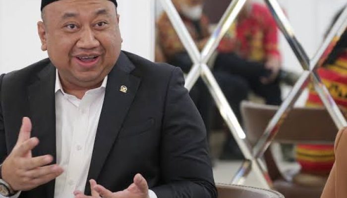 H. Lalu Hadrian Irfani Unggul, Sari Yuliati Tempel Ketat