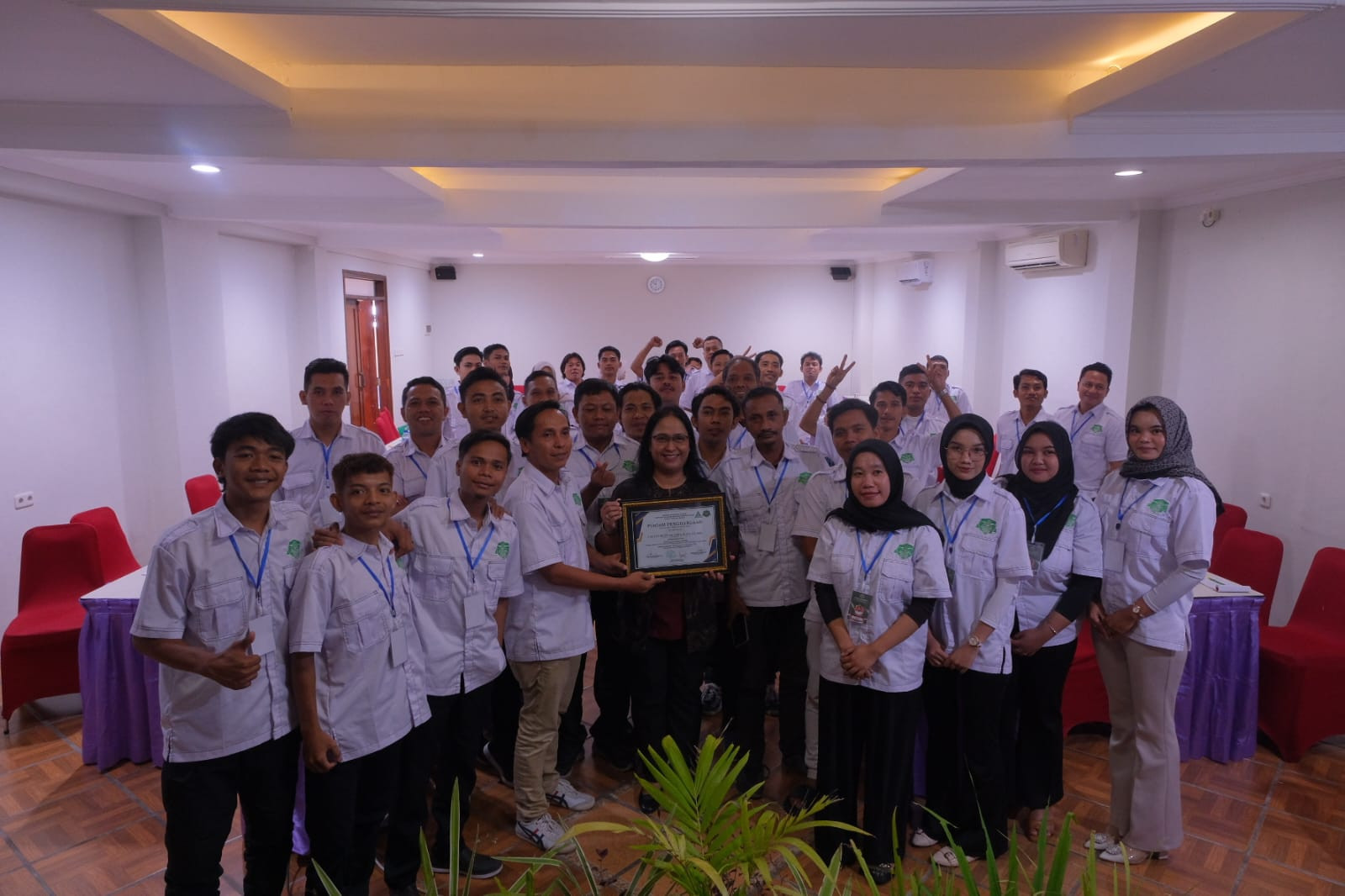 Kakanwil Kemenkum NTB I Gusti Putu Milawati berfoto bersama seusai hadir sebagai narasumber dalam Pelatihan Paralegal Angkatan I yang digelar LBH GP Ansor Nusa Tenggara Barat di Lombok Beach Hotel, Sabtu (15/11). Foto: Kemenkum NT,