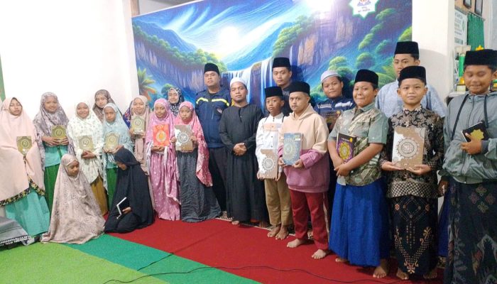 Aipda Firman Sambang Subuh dan Serahkan Mushaf al-Qur’ân untuk Santri TPQ