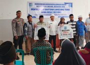 Personel Polsek Lingsar Kawal Penyaluran Bantuan hingga Sambang Warga