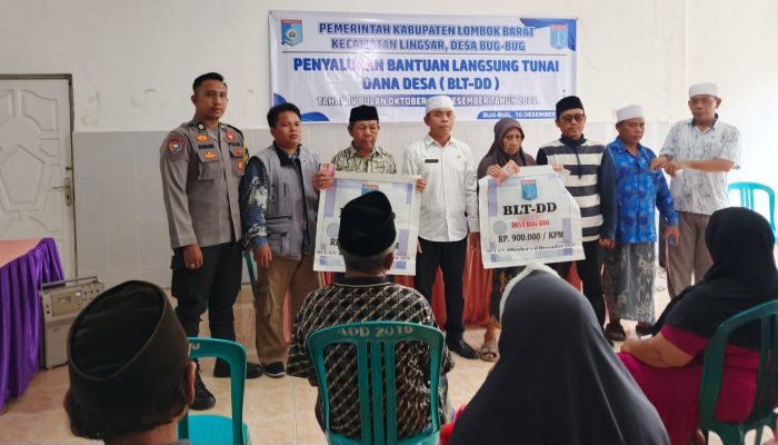 Personel Polsek Lingsar Kawal Penyaluran Bantuan hingga Sambang Warga