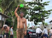 Viral! Kepala Desa Bonder di Lombok Tengah Mandi di Jalan Berlubang, Aksi Nekat Ini Bikin Warganet Heboh