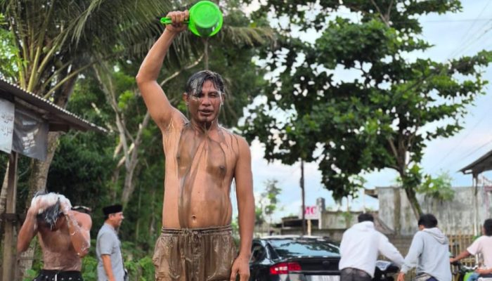 Viral! Kepala Desa Bonder di Lombok Tengah Mandi di Jalan Berlubang, Aksi Nekat Ini Bikin Warganet Heboh
