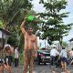Viral! Kepala Desa Bonder di Lombok Tengah Mandi di Jalan Berlubang, Aksi Nekat Ini Bikin Warganet Heboh