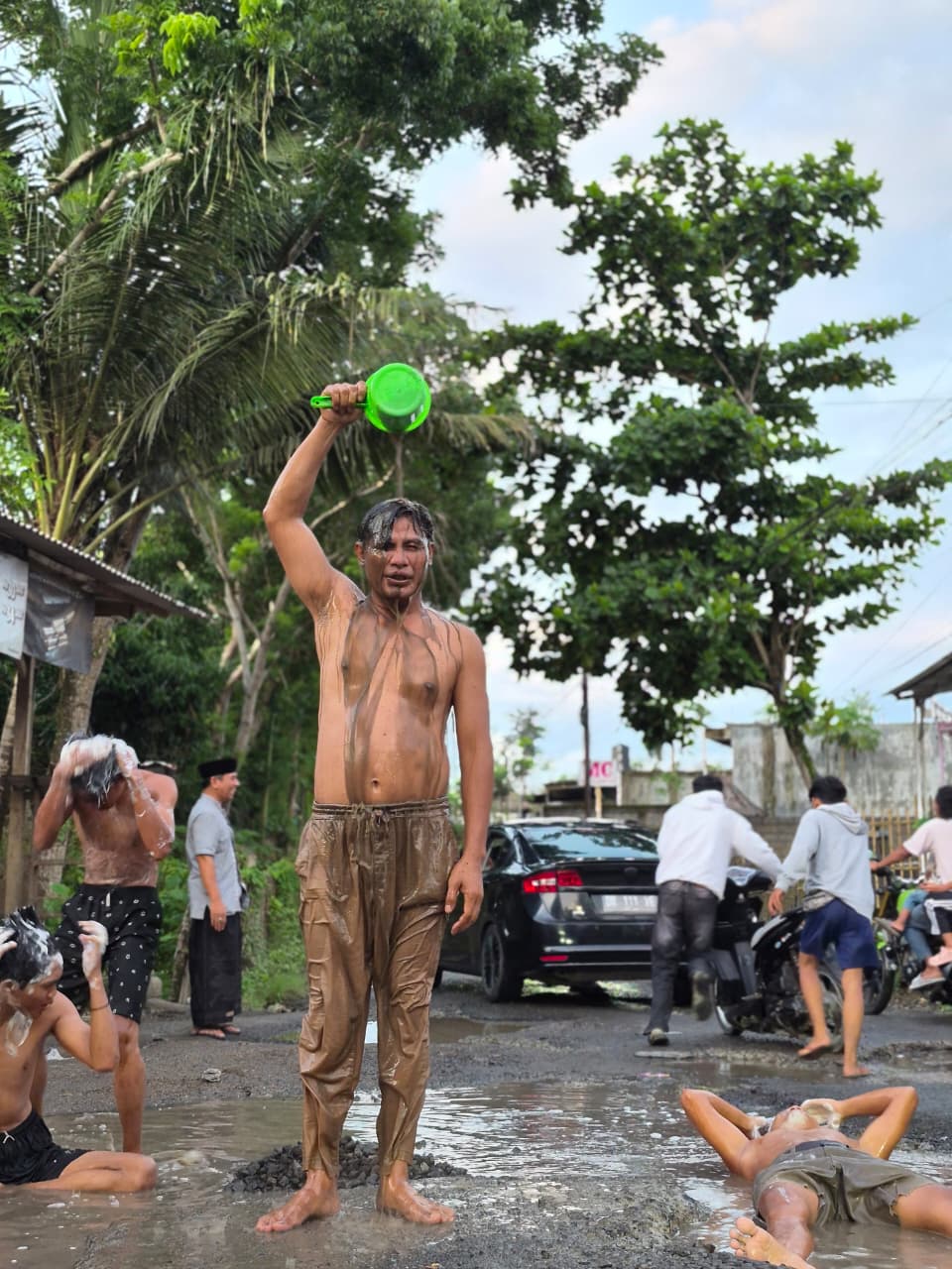 Viral! Kepala Desa Bonder di Lombok Tengah Mandi di Jalan Berlubang, Aksi Nekat Ini Bikin Warganet Heboh