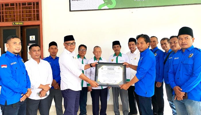 ‎Karena Pengabdiannya Tanpa Batas, BAZNAS Lotim Terima Penghargaan dari KNPI Lotim