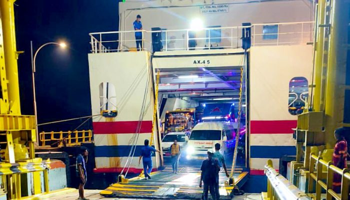 ‎Sempat Alami Trouble di Perjalanan, KMP JAX di Tarik ke Dermaga Poto Tano