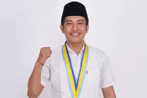 Nama Lengkap: Daud Azhari Nama Panggilan: Daud Gerung Tempat Lahir: Desa Mesangok, Kecamatan Gerung, Kabupaten Lombok Barat Organisasi: Komite Nasional Pemuda Indonesia (KNPI) Jabatan: Ketua KNPI Nusa Tenggara Barat Periode 2025–2029