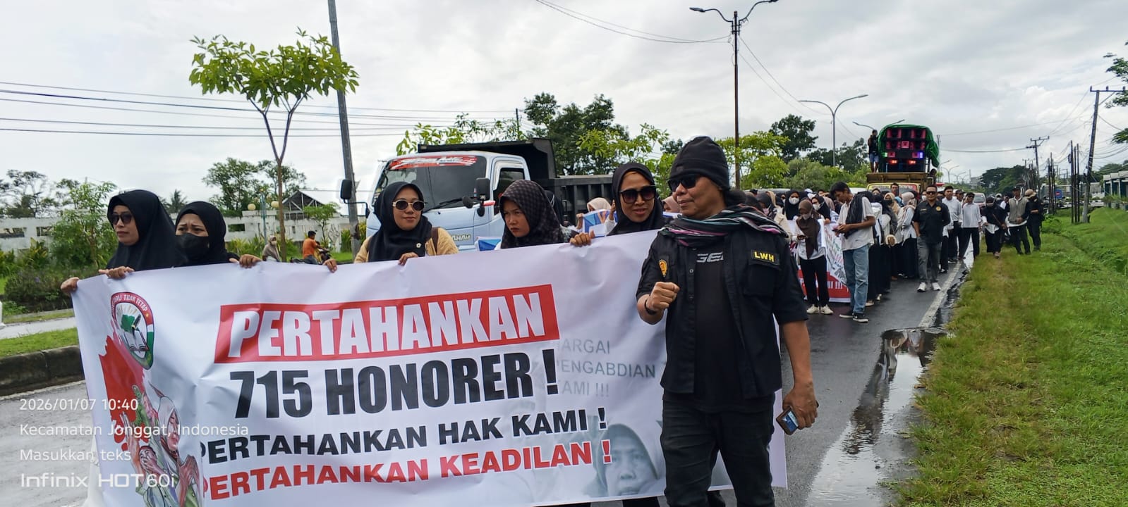 Ratusan Guru Honorer Kepung Kantor Bupati Lombok Tengah, Tolak Rencana Dirumahkan
