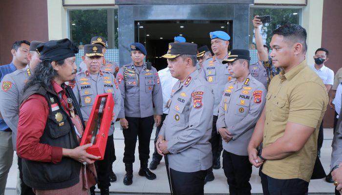 Laskar Sasak Anugerahkan Gelar “Djero Pengkrakse Bhayangkara” kepada Kapolda NTB