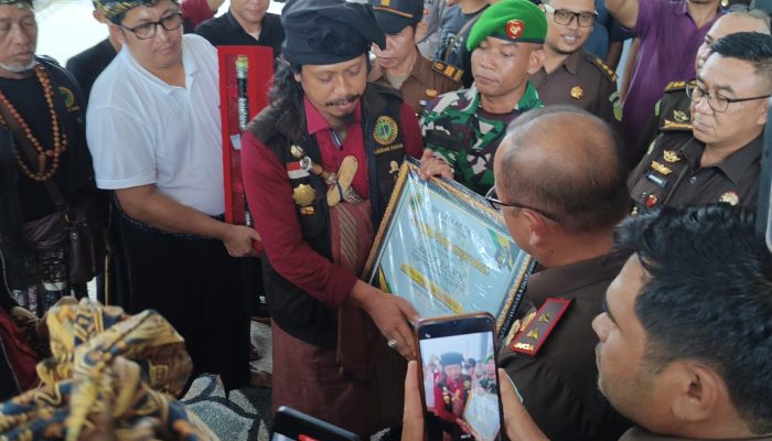 Laskar Sasak Anugerahkan Gelar “Djero Pengkrakse Adhyaksa” kepada Kajati NTB