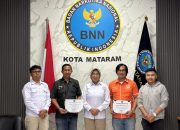 BNN Kota Mataram Beri Penghargaan Prajaniti NTB dan Media Mitra