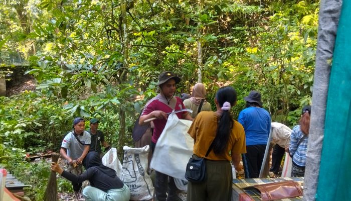 Peduli Lingkungan, Polsek Narmada Bersih-Bersih Wisata Aik Nyet