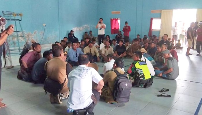 ‎Tanggapi Keluhan Warga, Pj Kades Sakra: Kami Tetap Jalankan Regulasi