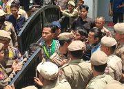 ‎Pecah, Masa Demonstrasi Bentrok dengan Aparat Kepolisian dan Satpol PP