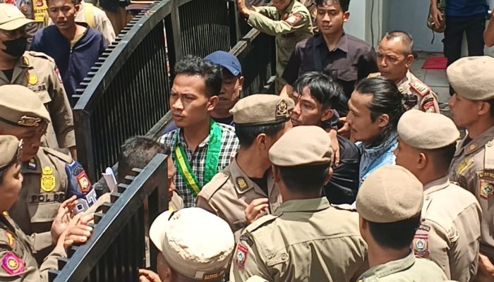 ‎Pecah, Masa Demonstrasi Bentrok dengan Aparat Kepolisian dan Satpol PP
