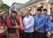 Laskar Sasak Nyatakan Dukungan Penuh, Gubernur NTB Terima Tongkat Komando Pegat Male sebagai Simbol Kepercayaan Adat