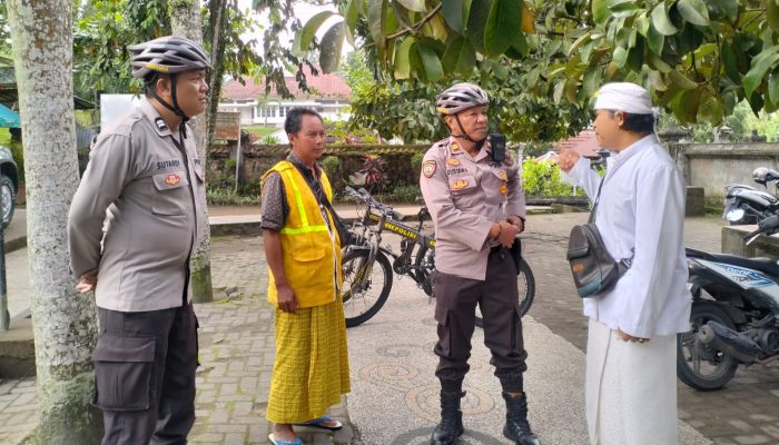 Personel Polsek Narmada Gowes ke Desa Perkenalkan Call Center 110