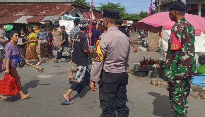 Jajaran Polsek Gunungsari Amankan Prosesi Ngaben Warga