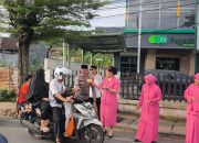 Kapolsek dan Bhayangkari Gunungsari Kembali Berbagi Takjil