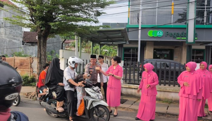 Kapolsek dan Bhayangkari Gunungsari Kembali Berbagi Takjil