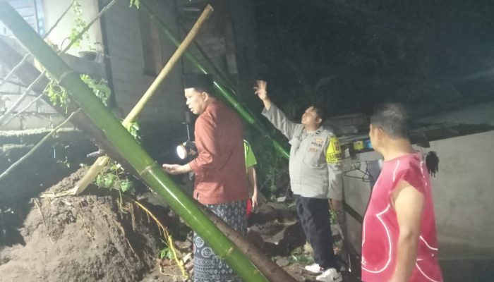 Talut Ambrol Timpa Rumah Warga di Gunungsari, Polisi Langsung Turun Cek Lokasi