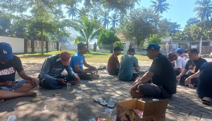 Warga Griya Menang Asri Gotong Royong Bersihkan Masjid Jelang Idul Adha