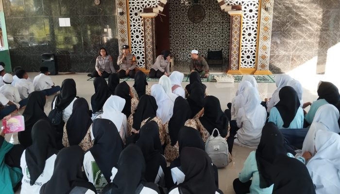 Polisi Edukasi Santri Soal Bullying dan Pernikahan Dini