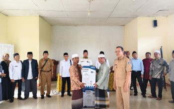 Wakil Ketua II Baznas Lombok Tengah TGH. Lalu Mala Syar’i Serahkan Bantuan Zakat dan Infak di Praya Tengah