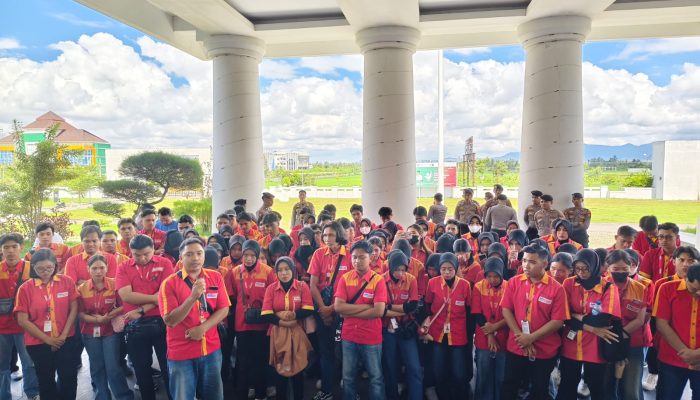 Ratusan Karyawan Alfamart Terdampak Penutupan Toko Demo Kantor Bupati Loteng, Tuntut Solusi Pekerjaan