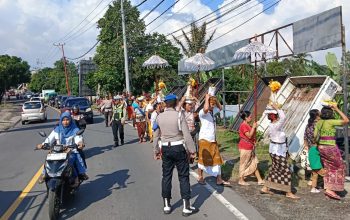 Polisi Kawal Prosesi Ngeroras di Narmada, Lalu Lintas Tetap Lancar