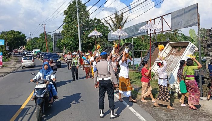 Polisi Kawal Prosesi Ngeroras di Narmada, Lalu Lintas Tetap Lancar