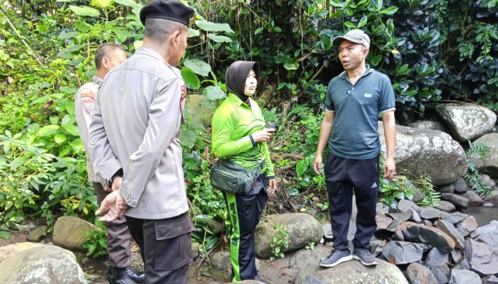 Polsek Lingsar Dukung Desa Berdaya Lewat Aksi Gotong Royong