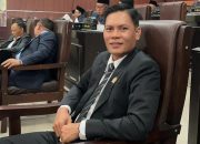 Ahmad Amrullah Desak Polisi dan BGN Bongkar Tuntas Dugaan Jual Beli Titik Dapur MBG di Lombok Timur  LOMBOK TIMUR – Sekretaris DPC PDI Perjuangan Kabupaten Lombok Timur yang juga Wakil Ketua Komisi IV DPRD Lombok Timur, Ahmad Amrullah, mendesak aparat penegak hukum bersama Badan Gizi Nasional (BGN) untuk mengusut tuntas kasus dugaan penipuan dan praktik jual beli titik lokasi Satuan Pelayanan Pemenuhan Gizi (SPPG) atau dapur Program Makan Bergizi Gratis (MBG) yang terjadi di Kabupaten Lombok Timur.  Menurut Ahmad Amrullah, penanganan perkara tersebut tidak boleh berhenti pada satu atau dua orang yang diduga terlibat. Ia meminta penyidik membongkar seluruh jaringan yang diduga berperan dalam praktik tersebut, mulai dari pihak yang merekrut korban, penghubung, penerima aliran dana hingga aktor intelektual yang berada di balik dugaan penipuan tersebut.  “Kami mendesak Polres Lombok Timur, Polda NTB, dan Badan Gizi Nasional untuk mengusut kasus ini sampai tuntas. Jangan berhenti pada pelaku lapangan. Siapa pun yang terlibat harus diungkap. Jika memang ada jaringan yang bekerja secara terorganisir, maka seluruh rantainya harus dibongkar dan diproses sesuai hukum yang berlaku,” tegas Ahmad Amrullah, Selasa (2/6/2026).  Ia menilai munculnya praktik jual beli titik dapur MBG dengan nilai transaksi yang fantastis menunjukkan adanya celah yang dimanfaatkan oleh pihak tertentu untuk meraup keuntungan pribadi dengan mengatasnamakan program pemerintah.  “Yang menjadi perhatian serius adalah adanya masyarakat yang dirugikan hingga ratusan juta rupiah. Ini tidak bisa dianggap sebagai persoalan biasa. Ketika ada pihak yang menjual pengaruh, menjanjikan akses, atau mengklaim memiliki kedekatan dengan pejabat tertentu untuk memperoleh keuntungan, maka itu merupakan bentuk penyesatan yang harus ditindak tegas,” ujarnya.  Ahmad juga menyoroti pernyataan BGN yang mengindikasikan adanya dugaan keterlibatan kelompok atau jaringan terstruktur dalam praktik penjualan titik SPPG yang terjadi di sejumlah daerah, termasuk Lombok Timur.  “Kalau memang ada indikasi keterlibatan kelompok yang terorganisir, maka aparat harus bergerak lebih jauh. Telusuri aliran dananya, telusuri komunikasinya, telusuri siapa yang merekrut korban dan siapa yang menikmati hasil dari praktik tersebut. Publik berhak mengetahui siapa saja yang bermain di belakang kasus ini,” katanya.  Menurutnya, perkara tersebut tidak hanya menimbulkan kerugian materiil bagi para korban, tetapi juga mencoreng citra Kabupaten Lombok Timur di tingkat nasional.  “Kasus ini telah menjadi perhatian publik nasional dan tentu mencoreng nama Kabupaten Lombok Timur. Kita tidak ingin daerah ini dikenal karena praktik-praktik penipuan yang memanfaatkan program pemerintah. Oleh karena itu, pengungkapan kasus ini harus dilakukan secara transparan dan menyeluruh agar tidak menimbulkan spekulasi maupun kecurigaan yang berkepanjangan di tengah masyarakat,” ujarnya.  Sebagai pimpinan Komisi IV DPRD Lombok Timur, Ahmad menegaskan pentingnya evaluasi terhadap sistem pengawasan dan mekanisme pelaksanaan program pemerintah yang melibatkan masyarakat luas.  “Kasus ini harus menjadi momentum evaluasi menyeluruh. Jangan sampai ada ruang yang memungkinkan oknum tertentu menjual harapan kepada masyarakat dengan iming-iming akses terhadap program pemerintah. Semua proses harus transparan, memiliki mekanisme yang jelas, dan dapat diawasi oleh publik,” katanya.  Ia juga mengingatkan masyarakat agar lebih berhati-hati terhadap pihak-pihak yang mengaku memiliki kedekatan dengan pejabat atau institusi tertentu dan menawarkan kemudahan memperoleh proyek, bantuan, maupun akses program pemerintah dengan imbalan sejumlah uang.  “Masyarakat harus berhati-hati. Jangan mudah percaya kepada siapa pun yang menjanjikan sesuatu di luar prosedur resmi. Tidak boleh ada pihak yang menjadikan proses pengajuan, verifikasi, maupun pelaksanaan program pemerintah sebagai komoditas yang diperjualbelikan untuk kepentingan pribadi atau kelompok tertentu,” tegasnya.  Ahmad menegaskan bahwa yang paling penting saat ini adalah memastikan seluruh pihak yang terlibat dapat diungkap secara transparan sehingga masyarakat memperoleh keadilan dan kepastian hukum.  “Kami mendukung langkah penegakan hukum yang sedang berjalan. Namun yang dibutuhkan publik adalah keberanian untuk membongkar kasus ini sampai ke akar-akarnya. Ungkap seluruh jaringan yang terlibat, buka seterang-terangnya kepada masyarakat, dan pastikan praktik serupa tidak kembali terjadi di Lombok Timur maupun daerah lain,” pungkasnya.  Dugaan Penipuan Rp950 Juta per Titik  Sebelumnya, Badan Gizi Nasional bersama Polres Lombok Timur tengah menangani dugaan penipuan terkait jual beli titik lokasi SPPG di Kabupaten Lombok Timur. Dalam kasus tersebut, satu titik lokasi dapur MBG diduga diperjualbelikan dengan nilai mencapai Rp950 juta.  Wakil Kepala BGN, Sony Sonjaya, menyebut kasus itu bermula dari laporan masyarakat yang menjadi korban penyalahgunaan proses verifikasi program MBG. Modus yang digunakan yakni mengaku memiliki relasi dengan pejabat atau orang dalam BGN serta menunjukkan bukti kedekatan untuk meyakinkan korban.  Polres Lombok Timur menerima laporan masyarakat sejak 16 Februari 2026 dan meningkatkan status perkara ke tahap penyelidikan pada 21 Mei 2026. Terlapor berinisial S diduga menjanjikan titik lokasi dapur MBG beserta fasilitas yang diklaim akan segera beroperasi.  Kasus serupa sebelumnya juga terungkap di Batam dan Jawa Barat. Berdasarkan hasil penelusuran, BGN mengindikasikan adanya praktik yang dilakukan secara terorganisir. Dugaan keterlibatan kelompok atau jaringan tertentu saat ini masih didalami bersama aparat penegak hukum guna mengungkap seluruh pihak yang terlibat.