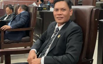 Ahmad Amrullah Desak Polisi dan BGN Bongkar Tuntas Dugaan Jual Beli Titik Dapur MBG di Lombok Timur  LOMBOK TIMUR – Sekretaris DPC PDI Perjuangan Kabupaten Lombok Timur yang juga Wakil Ketua Komisi IV DPRD Lombok Timur, Ahmad Amrullah, mendesak aparat penegak hukum bersama Badan Gizi Nasional (BGN) untuk mengusut tuntas kasus dugaan penipuan dan praktik jual beli titik lokasi Satuan Pelayanan Pemenuhan Gizi (SPPG) atau dapur Program Makan Bergizi Gratis (MBG) yang terjadi di Kabupaten Lombok Timur.  Menurut Ahmad Amrullah, penanganan perkara tersebut tidak boleh berhenti pada satu atau dua orang yang diduga terlibat. Ia meminta penyidik membongkar seluruh jaringan yang diduga berperan dalam praktik tersebut, mulai dari pihak yang merekrut korban, penghubung, penerima aliran dana hingga aktor intelektual yang berada di balik dugaan penipuan tersebut.  “Kami mendesak Polres Lombok Timur, Polda NTB, dan Badan Gizi Nasional untuk mengusut kasus ini sampai tuntas. Jangan berhenti pada pelaku lapangan. Siapa pun yang terlibat harus diungkap. Jika memang ada jaringan yang bekerja secara terorganisir, maka seluruh rantainya harus dibongkar dan diproses sesuai hukum yang berlaku,” tegas Ahmad Amrullah, Selasa (2/6/2026).  Ia menilai munculnya praktik jual beli titik dapur MBG dengan nilai transaksi yang fantastis menunjukkan adanya celah yang dimanfaatkan oleh pihak tertentu untuk meraup keuntungan pribadi dengan mengatasnamakan program pemerintah.  “Yang menjadi perhatian serius adalah adanya masyarakat yang dirugikan hingga ratusan juta rupiah. Ini tidak bisa dianggap sebagai persoalan biasa. Ketika ada pihak yang menjual pengaruh, menjanjikan akses, atau mengklaim memiliki kedekatan dengan pejabat tertentu untuk memperoleh keuntungan, maka itu merupakan bentuk penyesatan yang harus ditindak tegas,” ujarnya.  Ahmad juga menyoroti pernyataan BGN yang mengindikasikan adanya dugaan keterlibatan kelompok atau jaringan terstruktur dalam praktik penjualan titik SPPG yang terjadi di sejumlah daerah, termasuk Lombok Timur.  “Kalau memang ada indikasi keterlibatan kelompok yang terorganisir, maka aparat harus bergerak lebih jauh. Telusuri aliran dananya, telusuri komunikasinya, telusuri siapa yang merekrut korban dan siapa yang menikmati hasil dari praktik tersebut. Publik berhak mengetahui siapa saja yang bermain di belakang kasus ini,” katanya.  Menurutnya, perkara tersebut tidak hanya menimbulkan kerugian materiil bagi para korban, tetapi juga mencoreng citra Kabupaten Lombok Timur di tingkat nasional.  “Kasus ini telah menjadi perhatian publik nasional dan tentu mencoreng nama Kabupaten Lombok Timur. Kita tidak ingin daerah ini dikenal karena praktik-praktik penipuan yang memanfaatkan program pemerintah. Oleh karena itu, pengungkapan kasus ini harus dilakukan secara transparan dan menyeluruh agar tidak menimbulkan spekulasi maupun kecurigaan yang berkepanjangan di tengah masyarakat,” ujarnya.  Sebagai pimpinan Komisi IV DPRD Lombok Timur, Ahmad menegaskan pentingnya evaluasi terhadap sistem pengawasan dan mekanisme pelaksanaan program pemerintah yang melibatkan masyarakat luas.  “Kasus ini harus menjadi momentum evaluasi menyeluruh. Jangan sampai ada ruang yang memungkinkan oknum tertentu menjual harapan kepada masyarakat dengan iming-iming akses terhadap program pemerintah. Semua proses harus transparan, memiliki mekanisme yang jelas, dan dapat diawasi oleh publik,” katanya.  Ia juga mengingatkan masyarakat agar lebih berhati-hati terhadap pihak-pihak yang mengaku memiliki kedekatan dengan pejabat atau institusi tertentu dan menawarkan kemudahan memperoleh proyek, bantuan, maupun akses program pemerintah dengan imbalan sejumlah uang.  “Masyarakat harus berhati-hati. Jangan mudah percaya kepada siapa pun yang menjanjikan sesuatu di luar prosedur resmi. Tidak boleh ada pihak yang menjadikan proses pengajuan, verifikasi, maupun pelaksanaan program pemerintah sebagai komoditas yang diperjualbelikan untuk kepentingan pribadi atau kelompok tertentu,” tegasnya.  Ahmad menegaskan bahwa yang paling penting saat ini adalah memastikan seluruh pihak yang terlibat dapat diungkap secara transparan sehingga masyarakat memperoleh keadilan dan kepastian hukum.  “Kami mendukung langkah penegakan hukum yang sedang berjalan. Namun yang dibutuhkan publik adalah keberanian untuk membongkar kasus ini sampai ke akar-akarnya. Ungkap seluruh jaringan yang terlibat, buka seterang-terangnya kepada masyarakat, dan pastikan praktik serupa tidak kembali terjadi di Lombok Timur maupun daerah lain,” pungkasnya.  Dugaan Penipuan Rp950 Juta per Titik  Sebelumnya, Badan Gizi Nasional bersama Polres Lombok Timur tengah menangani dugaan penipuan terkait jual beli titik lokasi SPPG di Kabupaten Lombok Timur. Dalam kasus tersebut, satu titik lokasi dapur MBG diduga diperjualbelikan dengan nilai mencapai Rp950 juta.  Wakil Kepala BGN, Sony Sonjaya, menyebut kasus itu bermula dari laporan masyarakat yang menjadi korban penyalahgunaan proses verifikasi program MBG. Modus yang digunakan yakni mengaku memiliki relasi dengan pejabat atau orang dalam BGN serta menunjukkan bukti kedekatan untuk meyakinkan korban.  Polres Lombok Timur menerima laporan masyarakat sejak 16 Februari 2026 dan meningkatkan status perkara ke tahap penyelidikan pada 21 Mei 2026. Terlapor berinisial S diduga menjanjikan titik lokasi dapur MBG beserta fasilitas yang diklaim akan segera beroperasi.  Kasus serupa sebelumnya juga terungkap di Batam dan Jawa Barat. Berdasarkan hasil penelusuran, BGN mengindikasikan adanya praktik yang dilakukan secara terorganisir. Dugaan keterlibatan kelompok atau jaringan tertentu saat ini masih didalami bersama aparat penegak hukum guna mengungkap seluruh pihak yang terlibat.