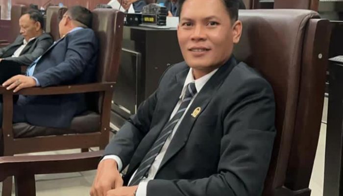 Ahmad Amrullah Desak Polisi dan BGN Bongkar Tuntas Dugaan Jual Beli Titik Dapur MBG di Lombok Timur  LOMBOK TIMUR – Sekretaris DPC PDI Perjuangan Kabupaten Lombok Timur yang juga Wakil Ketua Komisi IV DPRD Lombok Timur, Ahmad Amrullah, mendesak aparat penegak hukum bersama Badan Gizi Nasional (BGN) untuk mengusut tuntas kasus dugaan penipuan dan praktik jual beli titik lokasi Satuan Pelayanan Pemenuhan Gizi (SPPG) atau dapur Program Makan Bergizi Gratis (MBG) yang terjadi di Kabupaten Lombok Timur.  Menurut Ahmad Amrullah, penanganan perkara tersebut tidak boleh berhenti pada satu atau dua orang yang diduga terlibat. Ia meminta penyidik membongkar seluruh jaringan yang diduga berperan dalam praktik tersebut, mulai dari pihak yang merekrut korban, penghubung, penerima aliran dana hingga aktor intelektual yang berada di balik dugaan penipuan tersebut.  “Kami mendesak Polres Lombok Timur, Polda NTB, dan Badan Gizi Nasional untuk mengusut kasus ini sampai tuntas. Jangan berhenti pada pelaku lapangan. Siapa pun yang terlibat harus diungkap. Jika memang ada jaringan yang bekerja secara terorganisir, maka seluruh rantainya harus dibongkar dan diproses sesuai hukum yang berlaku,” tegas Ahmad Amrullah, Selasa (2/6/2026).  Ia menilai munculnya praktik jual beli titik dapur MBG dengan nilai transaksi yang fantastis menunjukkan adanya celah yang dimanfaatkan oleh pihak tertentu untuk meraup keuntungan pribadi dengan mengatasnamakan program pemerintah.  “Yang menjadi perhatian serius adalah adanya masyarakat yang dirugikan hingga ratusan juta rupiah. Ini tidak bisa dianggap sebagai persoalan biasa. Ketika ada pihak yang menjual pengaruh, menjanjikan akses, atau mengklaim memiliki kedekatan dengan pejabat tertentu untuk memperoleh keuntungan, maka itu merupakan bentuk penyesatan yang harus ditindak tegas,” ujarnya.  Ahmad juga menyoroti pernyataan BGN yang mengindikasikan adanya dugaan keterlibatan kelompok atau jaringan terstruktur dalam praktik penjualan titik SPPG yang terjadi di sejumlah daerah, termasuk Lombok Timur.  “Kalau memang ada indikasi keterlibatan kelompok yang terorganisir, maka aparat harus bergerak lebih jauh. Telusuri aliran dananya, telusuri komunikasinya, telusuri siapa yang merekrut korban dan siapa yang menikmati hasil dari praktik tersebut. Publik berhak mengetahui siapa saja yang bermain di belakang kasus ini,” katanya.  Menurutnya, perkara tersebut tidak hanya menimbulkan kerugian materiil bagi para korban, tetapi juga mencoreng citra Kabupaten Lombok Timur di tingkat nasional.  “Kasus ini telah menjadi perhatian publik nasional dan tentu mencoreng nama Kabupaten Lombok Timur. Kita tidak ingin daerah ini dikenal karena praktik-praktik penipuan yang memanfaatkan program pemerintah. Oleh karena itu, pengungkapan kasus ini harus dilakukan secara transparan dan menyeluruh agar tidak menimbulkan spekulasi maupun kecurigaan yang berkepanjangan di tengah masyarakat,” ujarnya.  Sebagai pimpinan Komisi IV DPRD Lombok Timur, Ahmad menegaskan pentingnya evaluasi terhadap sistem pengawasan dan mekanisme pelaksanaan program pemerintah yang melibatkan masyarakat luas.  “Kasus ini harus menjadi momentum evaluasi menyeluruh. Jangan sampai ada ruang yang memungkinkan oknum tertentu menjual harapan kepada masyarakat dengan iming-iming akses terhadap program pemerintah. Semua proses harus transparan, memiliki mekanisme yang jelas, dan dapat diawasi oleh publik,” katanya.  Ia juga mengingatkan masyarakat agar lebih berhati-hati terhadap pihak-pihak yang mengaku memiliki kedekatan dengan pejabat atau institusi tertentu dan menawarkan kemudahan memperoleh proyek, bantuan, maupun akses program pemerintah dengan imbalan sejumlah uang.  “Masyarakat harus berhati-hati. Jangan mudah percaya kepada siapa pun yang menjanjikan sesuatu di luar prosedur resmi. Tidak boleh ada pihak yang menjadikan proses pengajuan, verifikasi, maupun pelaksanaan program pemerintah sebagai komoditas yang diperjualbelikan untuk kepentingan pribadi atau kelompok tertentu,” tegasnya.  Ahmad menegaskan bahwa yang paling penting saat ini adalah memastikan seluruh pihak yang terlibat dapat diungkap secara transparan sehingga masyarakat memperoleh keadilan dan kepastian hukum.  “Kami mendukung langkah penegakan hukum yang sedang berjalan. Namun yang dibutuhkan publik adalah keberanian untuk membongkar kasus ini sampai ke akar-akarnya. Ungkap seluruh jaringan yang terlibat, buka seterang-terangnya kepada masyarakat, dan pastikan praktik serupa tidak kembali terjadi di Lombok Timur maupun daerah lain,” pungkasnya.  Dugaan Penipuan Rp950 Juta per Titik  Sebelumnya, Badan Gizi Nasional bersama Polres Lombok Timur tengah menangani dugaan penipuan terkait jual beli titik lokasi SPPG di Kabupaten Lombok Timur. Dalam kasus tersebut, satu titik lokasi dapur MBG diduga diperjualbelikan dengan nilai mencapai Rp950 juta.  Wakil Kepala BGN, Sony Sonjaya, menyebut kasus itu bermula dari laporan masyarakat yang menjadi korban penyalahgunaan proses verifikasi program MBG. Modus yang digunakan yakni mengaku memiliki relasi dengan pejabat atau orang dalam BGN serta menunjukkan bukti kedekatan untuk meyakinkan korban.  Polres Lombok Timur menerima laporan masyarakat sejak 16 Februari 2026 dan meningkatkan status perkara ke tahap penyelidikan pada 21 Mei 2026. Terlapor berinisial S diduga menjanjikan titik lokasi dapur MBG beserta fasilitas yang diklaim akan segera beroperasi.  Kasus serupa sebelumnya juga terungkap di Batam dan Jawa Barat. Berdasarkan hasil penelusuran, BGN mengindikasikan adanya praktik yang dilakukan secara terorganisir. Dugaan keterlibatan kelompok atau jaringan tertentu saat ini masih didalami bersama aparat penegak hukum guna mengungkap seluruh pihak yang terlibat.