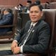 Ahmad Amrullah Desak Polisi dan BGN Bongkar Tuntas Dugaan Jual Beli Titik Dapur MBG di Lombok Timur  LOMBOK TIMUR – Sekretaris DPC PDI Perjuangan Kabupaten Lombok Timur yang juga Wakil Ketua Komisi IV DPRD Lombok Timur, Ahmad Amrullah, mendesak aparat penegak hukum bersama Badan Gizi Nasional (BGN) untuk mengusut tuntas kasus dugaan penipuan dan praktik jual beli titik lokasi Satuan Pelayanan Pemenuhan Gizi (SPPG) atau dapur Program Makan Bergizi Gratis (MBG) yang terjadi di Kabupaten Lombok Timur.  Menurut Ahmad Amrullah, penanganan perkara tersebut tidak boleh berhenti pada satu atau dua orang yang diduga terlibat. Ia meminta penyidik membongkar seluruh jaringan yang diduga berperan dalam praktik tersebut, mulai dari pihak yang merekrut korban, penghubung, penerima aliran dana hingga aktor intelektual yang berada di balik dugaan penipuan tersebut.  “Kami mendesak Polres Lombok Timur, Polda NTB, dan Badan Gizi Nasional untuk mengusut kasus ini sampai tuntas. Jangan berhenti pada pelaku lapangan. Siapa pun yang terlibat harus diungkap. Jika memang ada jaringan yang bekerja secara terorganisir, maka seluruh rantainya harus dibongkar dan diproses sesuai hukum yang berlaku,” tegas Ahmad Amrullah, Selasa (2/6/2026).  Ia menilai munculnya praktik jual beli titik dapur MBG dengan nilai transaksi yang fantastis menunjukkan adanya celah yang dimanfaatkan oleh pihak tertentu untuk meraup keuntungan pribadi dengan mengatasnamakan program pemerintah.  “Yang menjadi perhatian serius adalah adanya masyarakat yang dirugikan hingga ratusan juta rupiah. Ini tidak bisa dianggap sebagai persoalan biasa. Ketika ada pihak yang menjual pengaruh, menjanjikan akses, atau mengklaim memiliki kedekatan dengan pejabat tertentu untuk memperoleh keuntungan, maka itu merupakan bentuk penyesatan yang harus ditindak tegas,” ujarnya.  Ahmad juga menyoroti pernyataan BGN yang mengindikasikan adanya dugaan keterlibatan kelompok atau jaringan terstruktur dalam praktik penjualan titik SPPG yang terjadi di sejumlah daerah, termasuk Lombok Timur.  “Kalau memang ada indikasi keterlibatan kelompok yang terorganisir, maka aparat harus bergerak lebih jauh. Telusuri aliran dananya, telusuri komunikasinya, telusuri siapa yang merekrut korban dan siapa yang menikmati hasil dari praktik tersebut. Publik berhak mengetahui siapa saja yang bermain di belakang kasus ini,” katanya.  Menurutnya, perkara tersebut tidak hanya menimbulkan kerugian materiil bagi para korban, tetapi juga mencoreng citra Kabupaten Lombok Timur di tingkat nasional.  “Kasus ini telah menjadi perhatian publik nasional dan tentu mencoreng nama Kabupaten Lombok Timur. Kita tidak ingin daerah ini dikenal karena praktik-praktik penipuan yang memanfaatkan program pemerintah. Oleh karena itu, pengungkapan kasus ini harus dilakukan secara transparan dan menyeluruh agar tidak menimbulkan spekulasi maupun kecurigaan yang berkepanjangan di tengah masyarakat,” ujarnya.  Sebagai pimpinan Komisi IV DPRD Lombok Timur, Ahmad menegaskan pentingnya evaluasi terhadap sistem pengawasan dan mekanisme pelaksanaan program pemerintah yang melibatkan masyarakat luas.  “Kasus ini harus menjadi momentum evaluasi menyeluruh. Jangan sampai ada ruang yang memungkinkan oknum tertentu menjual harapan kepada masyarakat dengan iming-iming akses terhadap program pemerintah. Semua proses harus transparan, memiliki mekanisme yang jelas, dan dapat diawasi oleh publik,” katanya.  Ia juga mengingatkan masyarakat agar lebih berhati-hati terhadap pihak-pihak yang mengaku memiliki kedekatan dengan pejabat atau institusi tertentu dan menawarkan kemudahan memperoleh proyek, bantuan, maupun akses program pemerintah dengan imbalan sejumlah uang.  “Masyarakat harus berhati-hati. Jangan mudah percaya kepada siapa pun yang menjanjikan sesuatu di luar prosedur resmi. Tidak boleh ada pihak yang menjadikan proses pengajuan, verifikasi, maupun pelaksanaan program pemerintah sebagai komoditas yang diperjualbelikan untuk kepentingan pribadi atau kelompok tertentu,” tegasnya.  Ahmad menegaskan bahwa yang paling penting saat ini adalah memastikan seluruh pihak yang terlibat dapat diungkap secara transparan sehingga masyarakat memperoleh keadilan dan kepastian hukum.  “Kami mendukung langkah penegakan hukum yang sedang berjalan. Namun yang dibutuhkan publik adalah keberanian untuk membongkar kasus ini sampai ke akar-akarnya. Ungkap seluruh jaringan yang terlibat, buka seterang-terangnya kepada masyarakat, dan pastikan praktik serupa tidak kembali terjadi di Lombok Timur maupun daerah lain,” pungkasnya.  Dugaan Penipuan Rp950 Juta per Titik  Sebelumnya, Badan Gizi Nasional bersama Polres Lombok Timur tengah menangani dugaan penipuan terkait jual beli titik lokasi SPPG di Kabupaten Lombok Timur. Dalam kasus tersebut, satu titik lokasi dapur MBG diduga diperjualbelikan dengan nilai mencapai Rp950 juta.  Wakil Kepala BGN, Sony Sonjaya, menyebut kasus itu bermula dari laporan masyarakat yang menjadi korban penyalahgunaan proses verifikasi program MBG. Modus yang digunakan yakni mengaku memiliki relasi dengan pejabat atau orang dalam BGN serta menunjukkan bukti kedekatan untuk meyakinkan korban.  Polres Lombok Timur menerima laporan masyarakat sejak 16 Februari 2026 dan meningkatkan status perkara ke tahap penyelidikan pada 21 Mei 2026. Terlapor berinisial S diduga menjanjikan titik lokasi dapur MBG beserta fasilitas yang diklaim akan segera beroperasi.  Kasus serupa sebelumnya juga terungkap di Batam dan Jawa Barat. Berdasarkan hasil penelusuran, BGN mengindikasikan adanya praktik yang dilakukan secara terorganisir. Dugaan keterlibatan kelompok atau jaringan tertentu saat ini masih didalami bersama aparat penegak hukum guna mengungkap seluruh pihak yang terlibat.