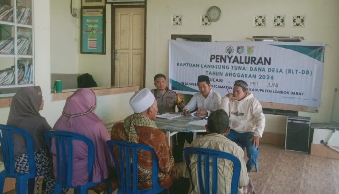 Polisi Kawal Penyaluran BLT Dana Desa di Lingsar