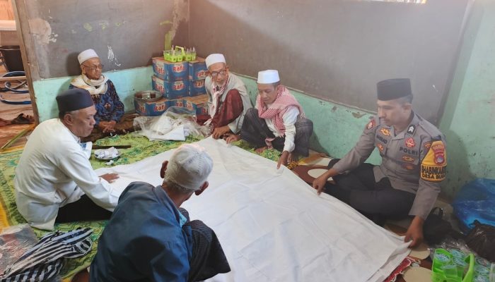 Bhabinkamtibmas Sisipkan Edukasi Cegah Penipuan Online saat Sambang Duka